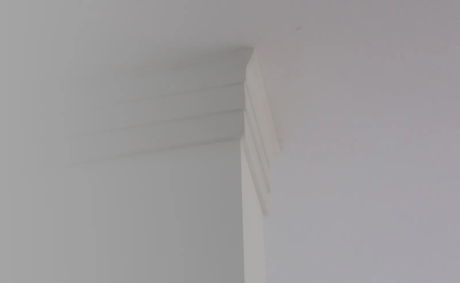 Detalhe de moldura de gesso no teto