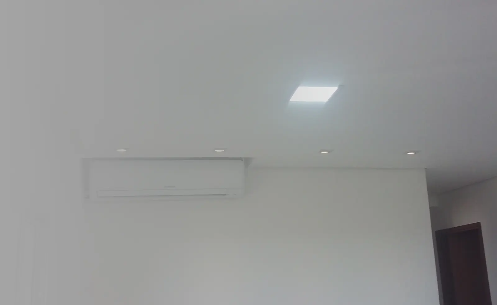 Rebaixo de teto com iluminação embutida