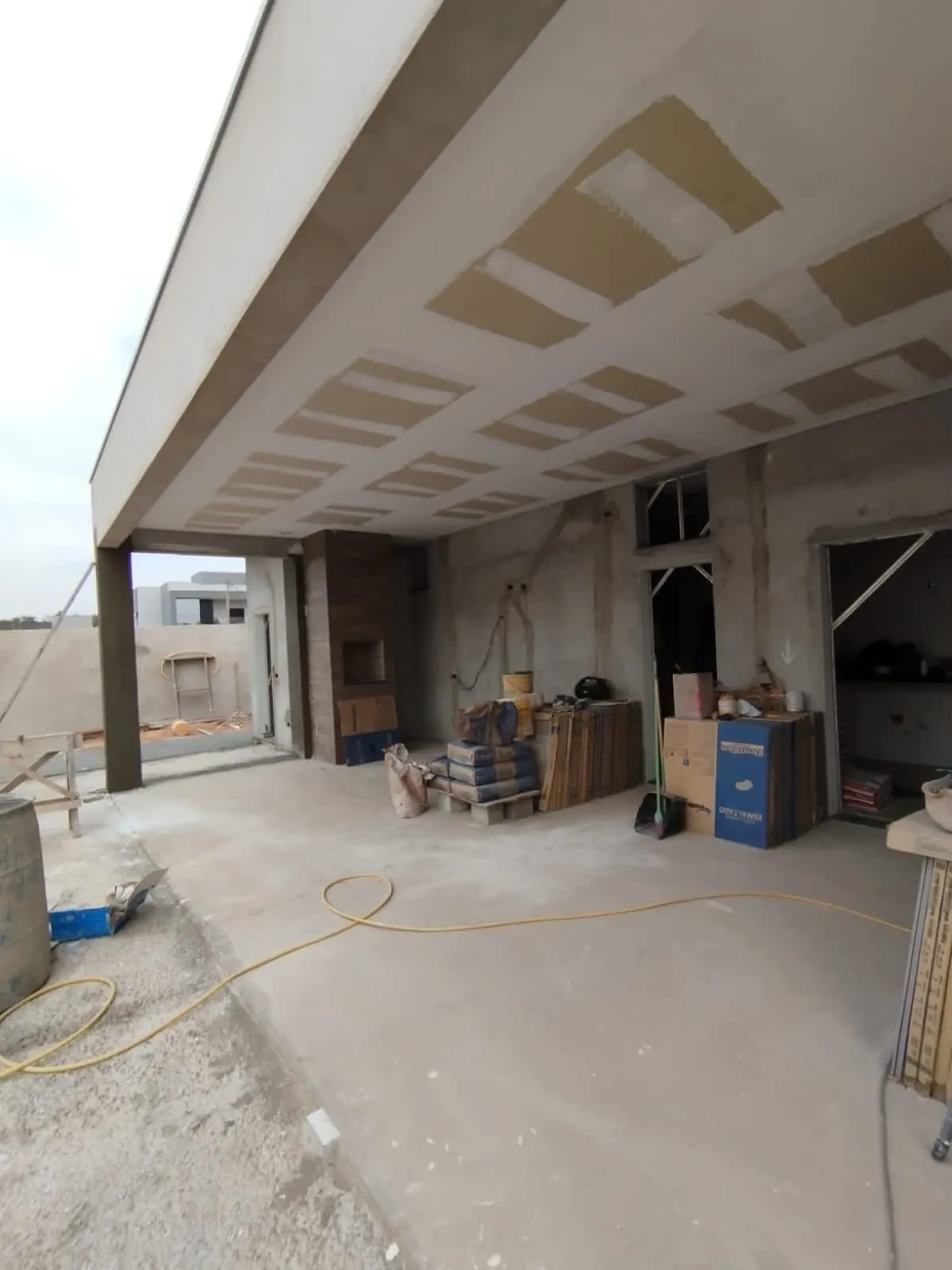 Sala com teto de gesso em acabamento